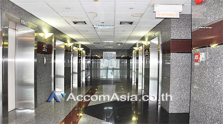 18  Office Space For Rent in Silom ,Bangkok BTS Surasak at Vorawat Building AA10943